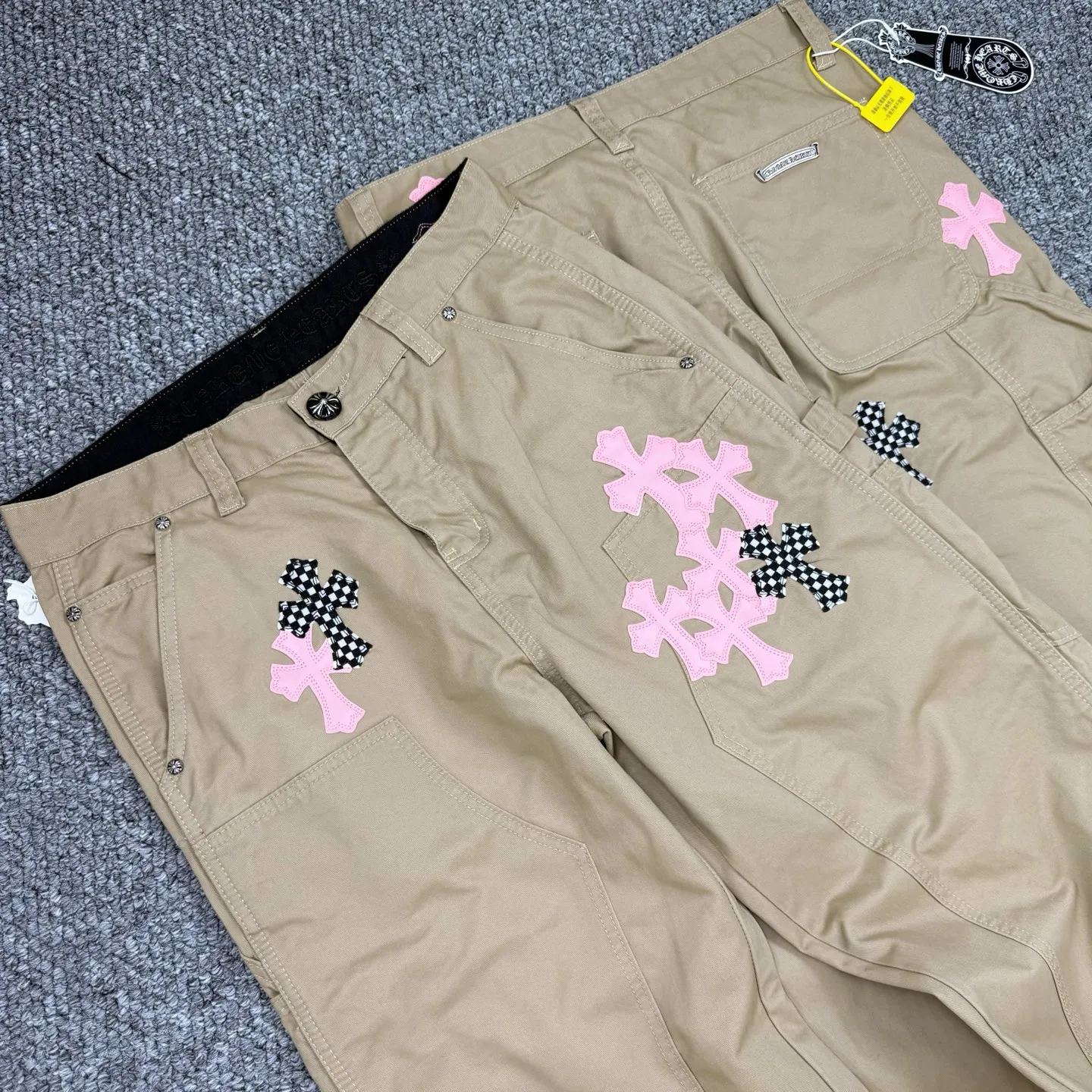 P260 Style number: H837 ChromeHearts & ChromeHearts 2025 new khaki logging pink checkerboard cross-leaf leather couple's loose jeans Top ceiling quality Styles with different wash textures are very friendly to people with thin legs and thick legs. The straight and loose version is very flattering to the leg shape. Moderate length that never goes out of style, easy to match with casually, basic styling for various styles, a must-have in the wardrobe! The fabric is stiff but also makes the upper body soft without losing texture. The washing process is even more perfect. It is a must-have item for everyone! ! ! Washed wheat, hang tag, pants label, three labels complete Color: Khaki Size: 28-30-32-34
